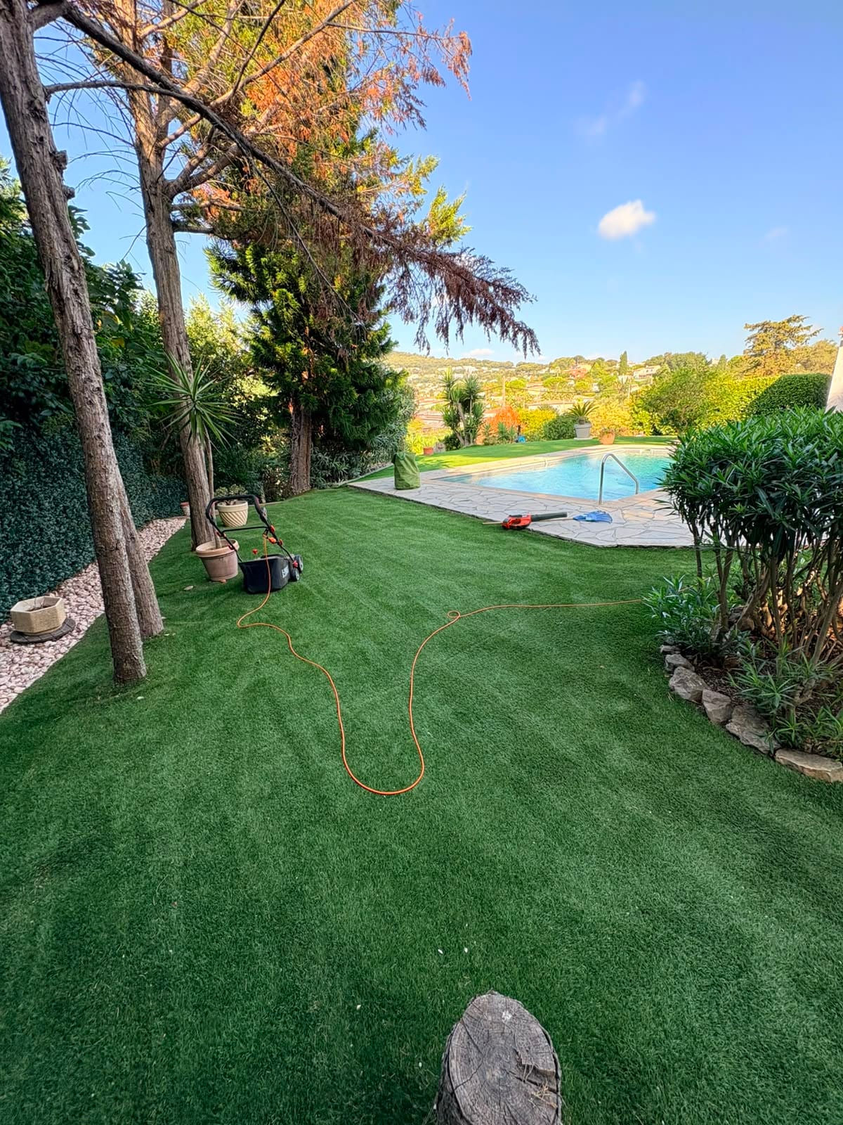Gazon synthétique et abords de piscine entretenus par Bonfi Garden dans les Alpes-Maritimes